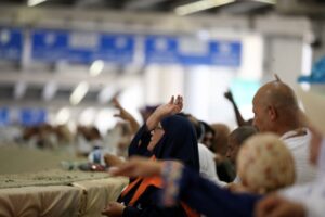 الحجاج يؤدون رمي الجمرات في أول أيام عيد الأضحى 5 428644 608x405 1