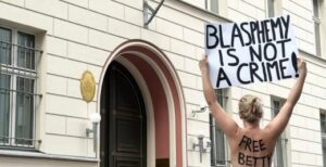 ناشطات FEMEN يقفن عاريات أمام سفارة المغرب في برلين تضامنا مع ابتسام لشكر 4 90670608 63896956