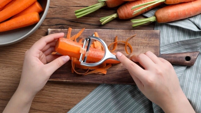 هكذا-يمكنك-إعادة-استخدام-قشور-الجزر-في-العلاجات-والبستنة