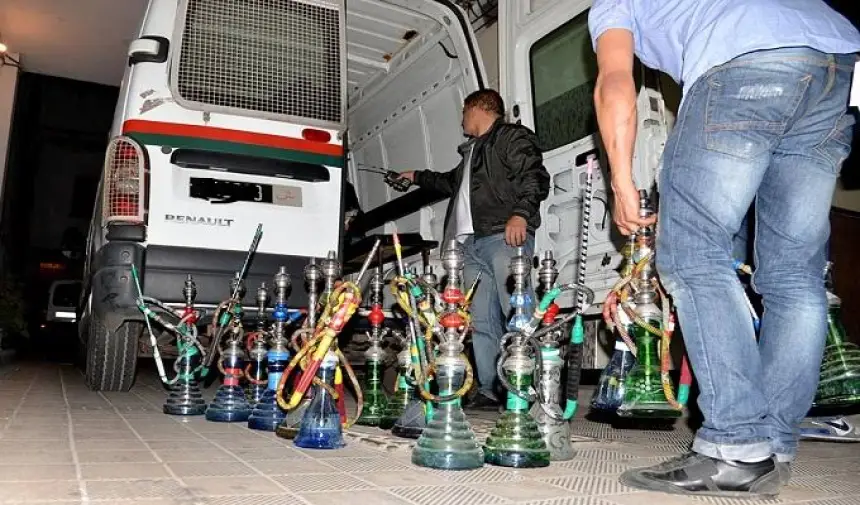 شرطة-الحسيمة-تضيق-الخناق-على-مقاهي-الشيشة-وتحرر-محاضر-بالجملة”