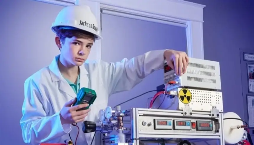 طفل-أمريكي-يبني-مفاعلاً-نووياً-في-غرفته-قبل-بلوغ-13-عاماً
