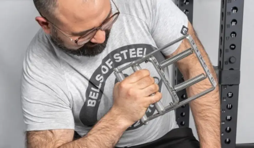 دراسة-تكشف:-تمارين-قبضة-اليد-تحسّن-الإشارات-العصبية-حتى-لدى-كبار-السن