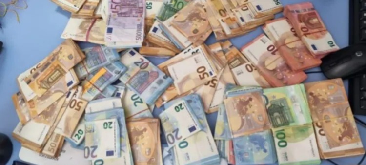 حجز-70-ألف-يورو-غير-مصرح-بها-لدى-مهاجر-مغربي-بميناء-الناظور