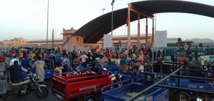 فوضى-أسواق-الجملة-للخضر-والفواكه-على-طاولة-مزور