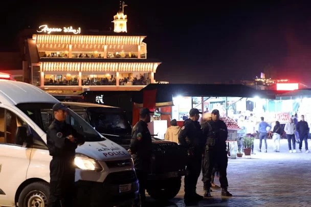 توقيف-مختل-عقلي-رشق-مرتادي-جامع-الفنا-بالحجارة