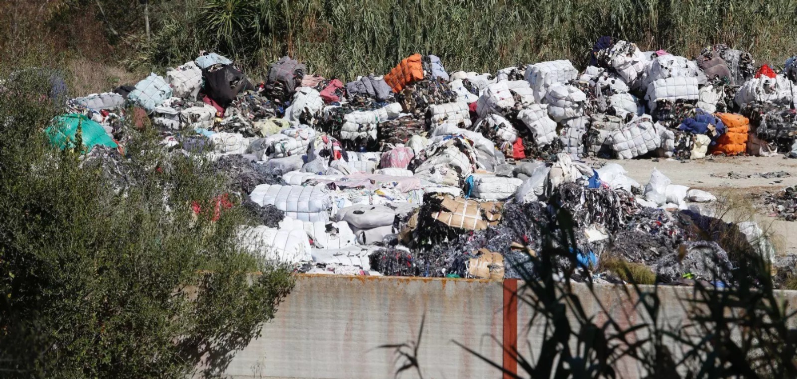 السلطات-الإسبانية-تباشر-تحقيقا-حول-شحنات-نفايات-نسيجية-قادمة-من-المغرب