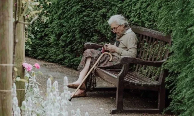 الموت-الاجتماعي.-ظاهرة-حزينة-للمسنين-في-فرنسا