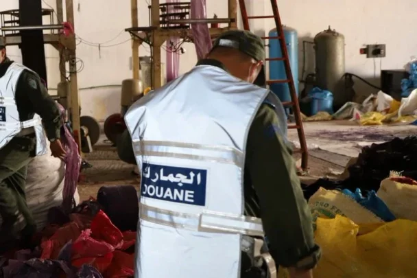 مداهمة-مستودعات-سرية-لـ”ماركات-عالمية”-تطيح-بجمركيين