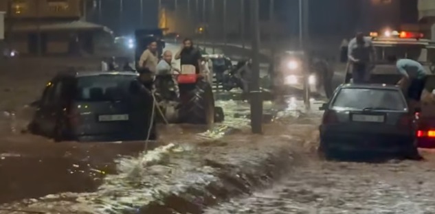 شاهدوا.-مواطنون-محاصرون-وسط-الفيضانات-بالعروي