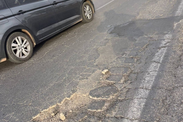 طريق-الموت.-حفر-خطيرة-بمدخل-ابن-جرير-تهدد-حياة-السائقين