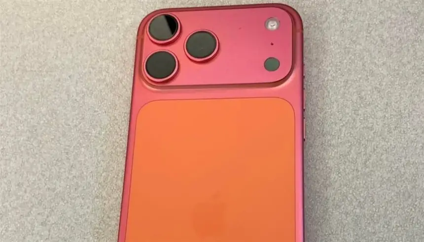 جدل-واسع-بعد-تغيّر-لون-“آيفون-17-برو”-البرتقالي-إلى-وردي-لامع