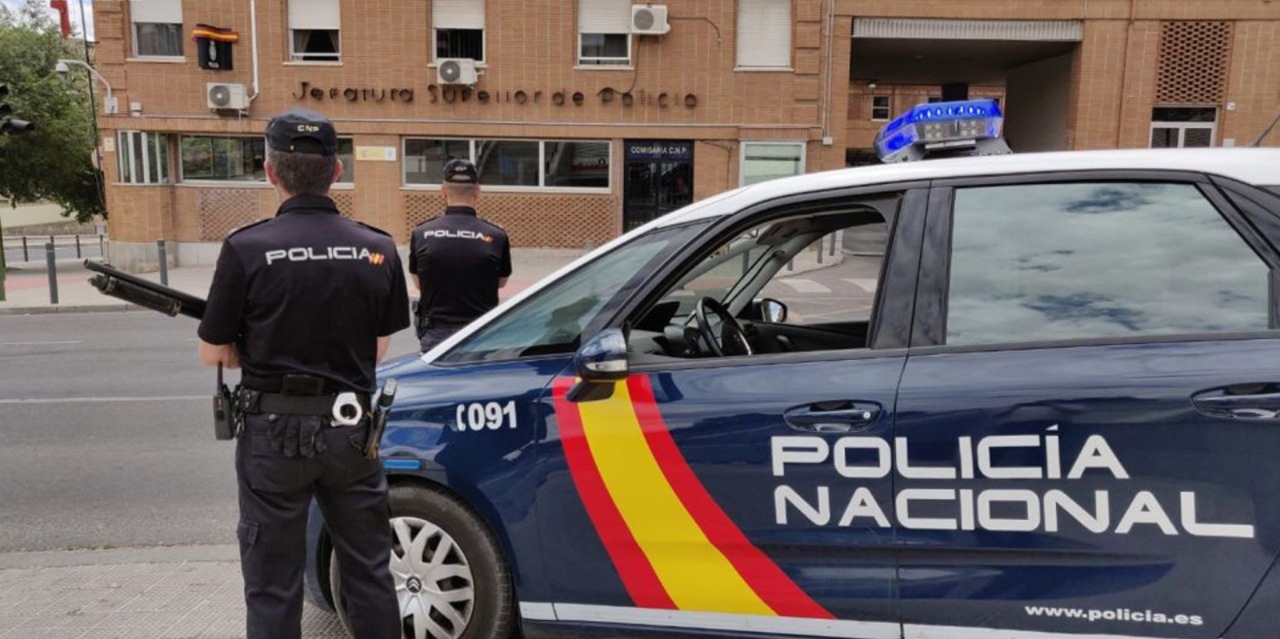 الإطاحة-بشبكة-تسرق-الكراسي-بحدائق-المطاعم-بإسبانيا-وتهربها-للمغرب