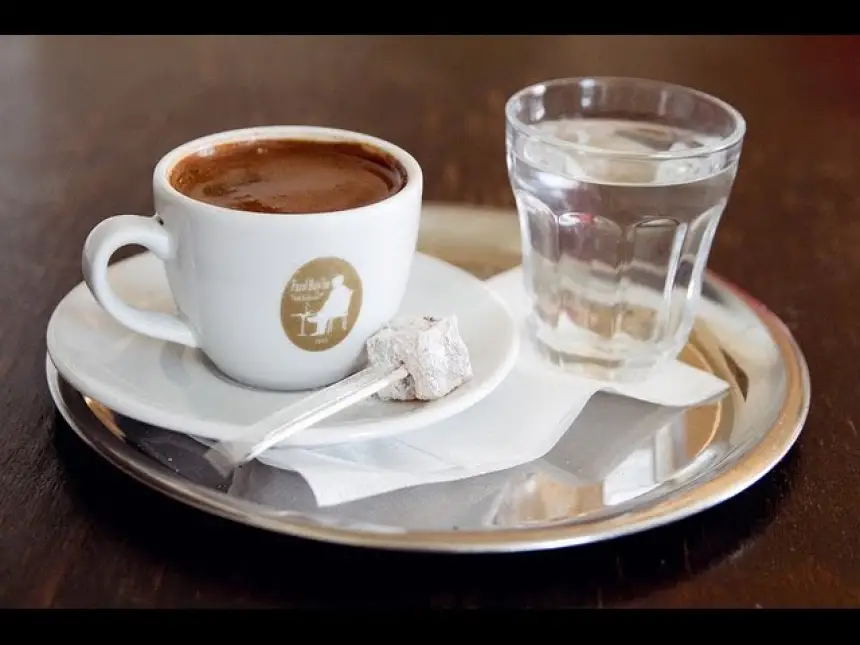 مقهى-في-فاس-يرفض-تقديم-كوب-ماء-عادي-لزبون-ويُصر-على-فرض-قنينة-مياه-معدنية