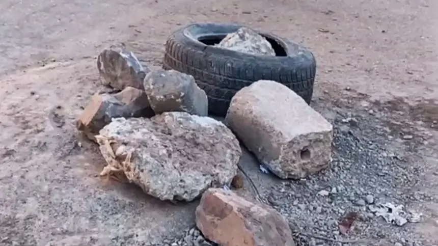 فين-هوما-المسؤولين.رويدة-وأحجار-تعرقل-حركة-السير-وسط-مدينة-ميدلت-وتعرض-السائقين-للخطر