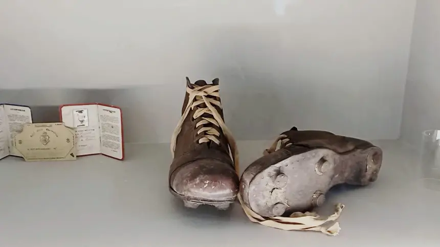 شاهد-أقدم-الأحذية-التي-لعبت-بها-مباريات-كرة-القدم-من-داخل-متحف-فريق-هويلفا-الإسباني