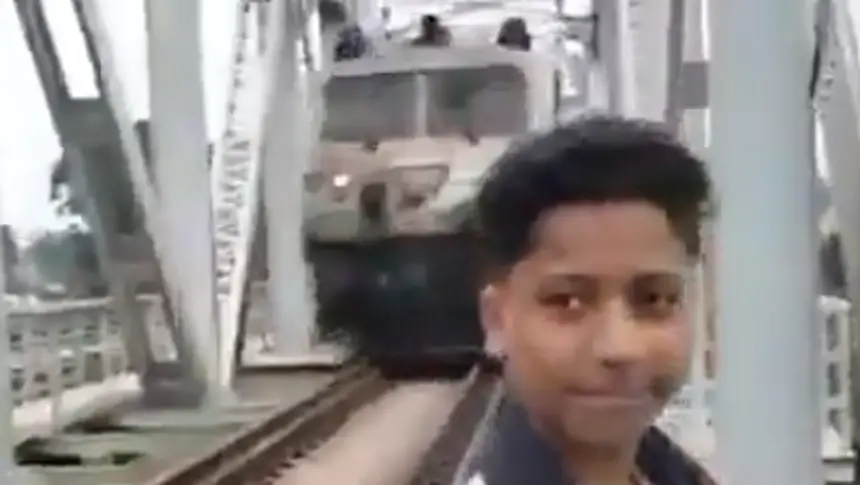 بالفيديو.تصوير-مقطع-فيديو-ينتهي-بفاجعة-على-سكة-قطار-في-الهند