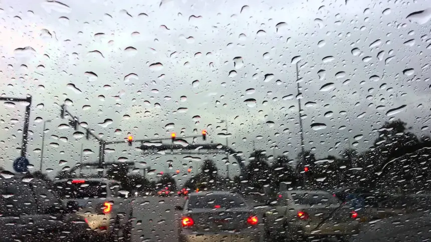 اللهم-أغثنا.-نزول-قطرات-مطرية-متفرقة-فوق-عدد-من-مناطق-المملكة