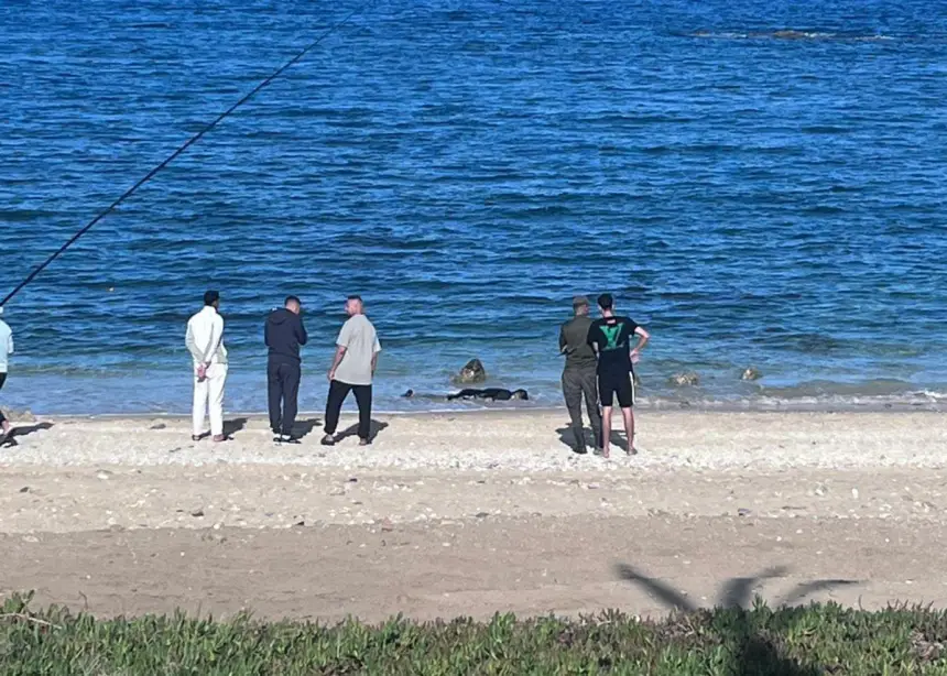 مأساة-بشاطئ-كرانوطيل.-أمواج-البحر-تلفظ-جثة-شاب-مجهول-الملامح