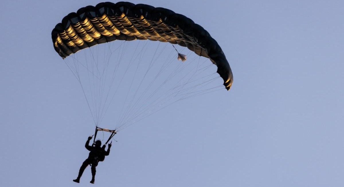 في-محاولة-محفوفة-بالمخاطر.-مهاجر-يستخدم-مظلة-هوائية-لعبور-سياج-المدينة-المحتلة