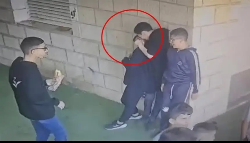 فيديو-صادم.-“لعبة-الموت”-تدفع-تلميذاً-لخنق-زميله-داخل-الصف