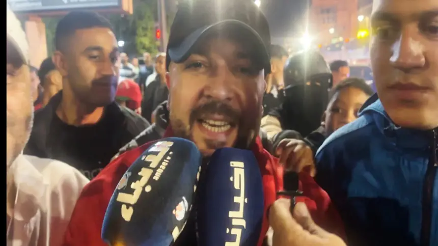 “الدوزي”-يحتفل-وسط-الجماهير-المراكشية-بالقرار-الأممي