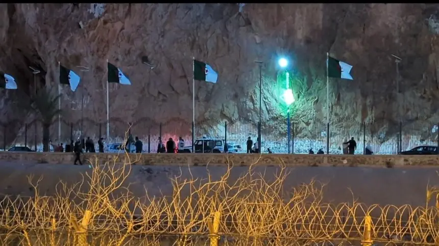 مغاربة-يحتفلون-بالقرار-الأممي-حول-الصحراء-المغربية-من-منطقة-بن-لجراف-الحدودية-مع-الجزائر