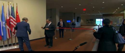 السفير-عمر-هلال-“يغطي”-علم-الجزائر-في-الأمم-المتحدة-ويثير-غضبا-جزائريا