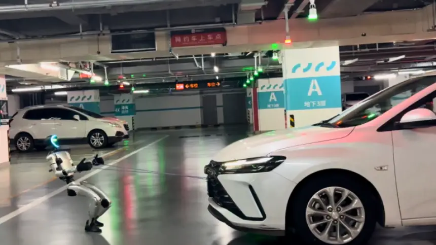 بالفيديو…روبوت-صيني-يدهش-العالم-بقدرته-على-سحب-سيارة-تزن-1.4-طن…