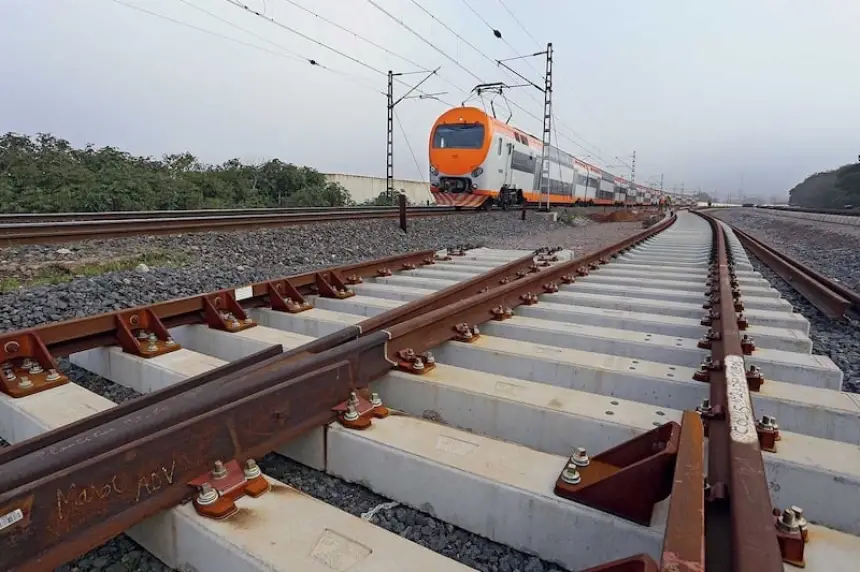 حادث-اصطدام-شاحنة-بقطار-لنقل-البضائع-يعيق-حركة-القطارات-بين-طنجة-والقنيطرة-وفاس