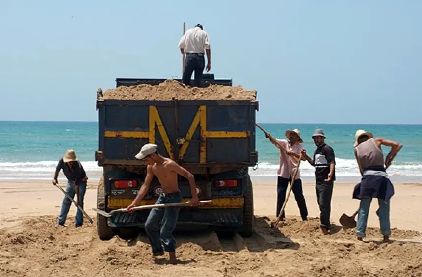 القنيطرة.-الإفراج-عن-منعش-عقاري-معروف-بكفالة-بعد-ضبطه-متلبساً-بسرقة-الرمال