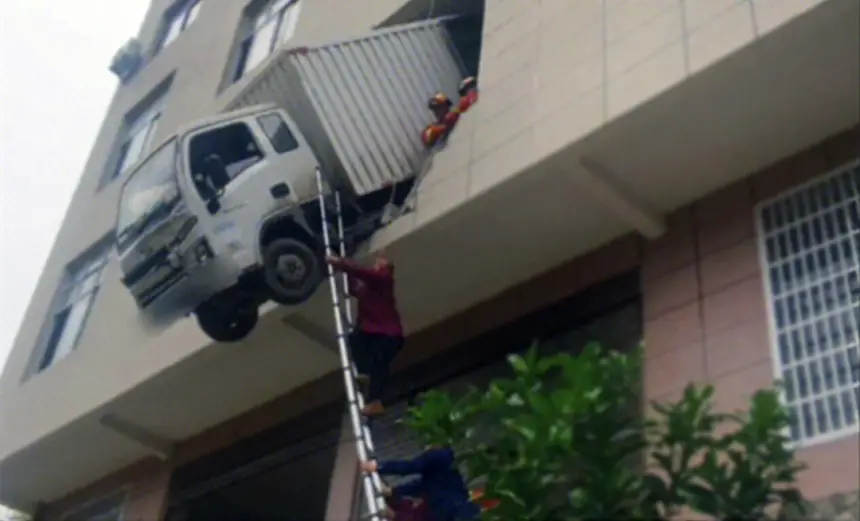 بالفيديو….شاحنة-تقتحم-مبنى-في-الصين-وتتدلى-من-الطابق-الثاني
