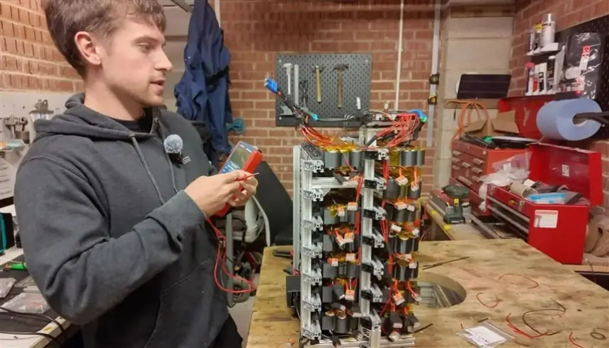 مهندس-بريطاني-يحوّل-500-سيجارة-إلكترونية-مستعملة-إلى-بطارية-تشغّل-منزله-بالكامل