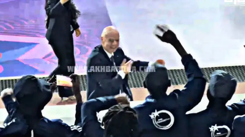 إنفانتينو-يحيّي-الجماهير-المغربية-في-نهائي-كأس-العالم-للسيدات-ويلتقط-صورًا-تذكارية-معهم