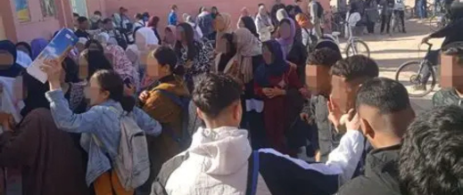 تلاميذ-ينهالون-على-أستاذ-أمام-المؤسسة-ضربا-ويسقطونه-مغشيا-عليه