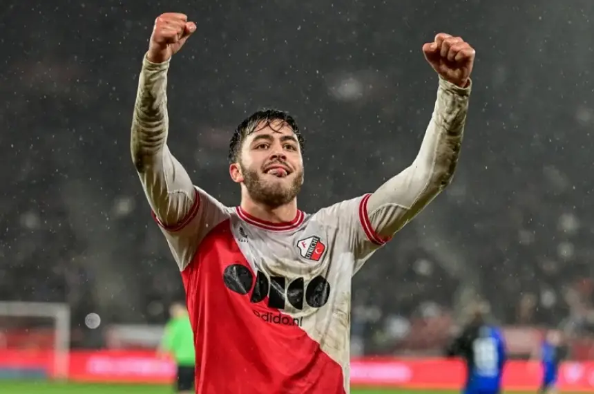 ضحية-الركراكي-يواصل-الإبهار-ويتألق-في-قمة-الدوري-الهولندي-أمام-أياكس