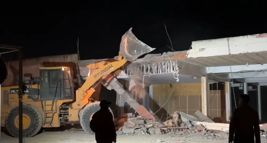 السلطات-تهدم-المستودعات-العشوائية-لرئيس-جماعة-أولاد-عزوز-المعزول-بالنواصر