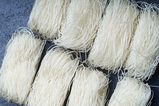 الأمن-يفكك-مصنعا-سريا-لإنتاج-“شعرية-فاسدة”-يديره-صينيون