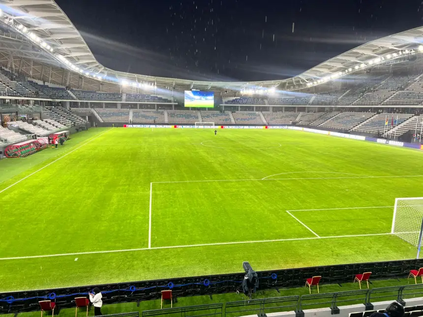 أجواء-رائعة-تحت-زخات-المطر-تُضفي-رونقاً-خاصاً-على-“ملعب-المدينة”-في-يوم-افتتاحه-ضمن-الملحق-الإفريقي