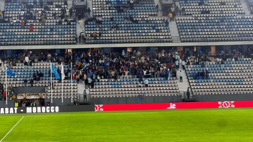 احتفالية-جماهير-الكونغو-الديمقراطية-في-افتتاح-“ملعب-المدينة”-وسط-أجواء-ممطرة