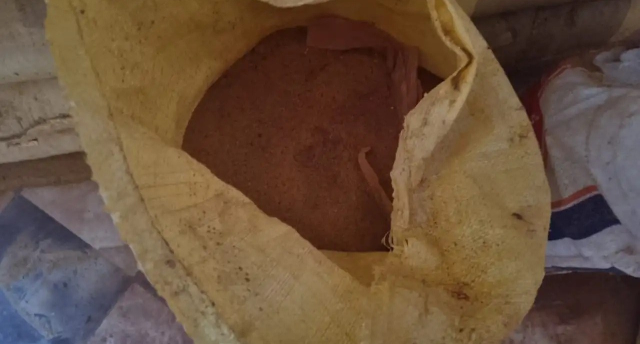 أطنان-من-التحميرة-المليئة-بالديدان-تكشف-مستودعا-خطيرا-لتخزين-المواد-الغذائية