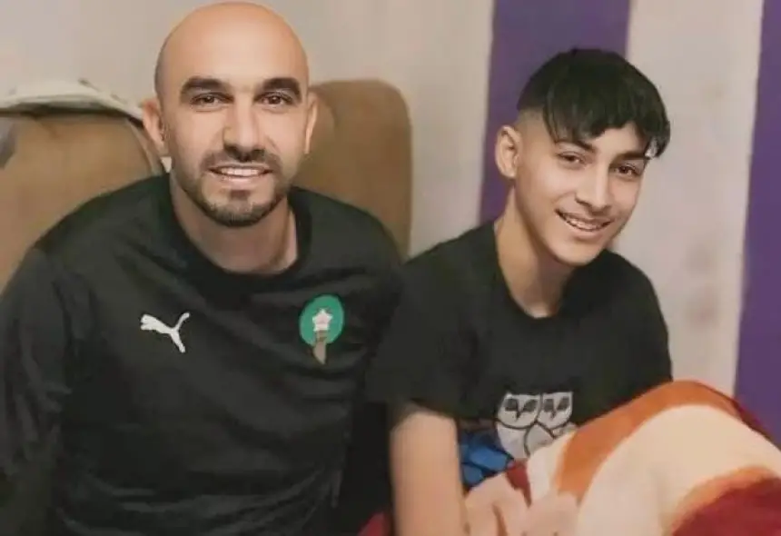 في-لفتة-إنسانية-مؤثرة.-الركراكي-يفاجئ-شاباً-من-عشاق-اتحاد-طنجة-داخل-منزله