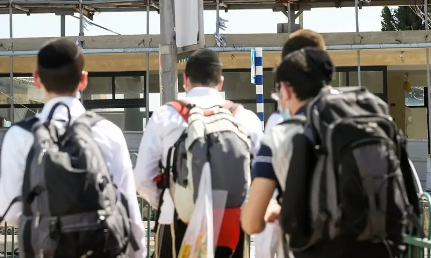 من-بينهم-فلسطينيون-ومغاربة.-اجتماع-القادة-الشباب-في-باريس-لبحث-سبل-السلام-مع-إسرائيل