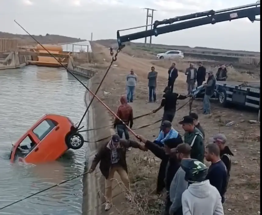 انزلقت-سيارتها-داخل-ساقية.-أستاذة-تنجو-بأعجوبة-من-الموت-نواحي-سوق-الأربعاء