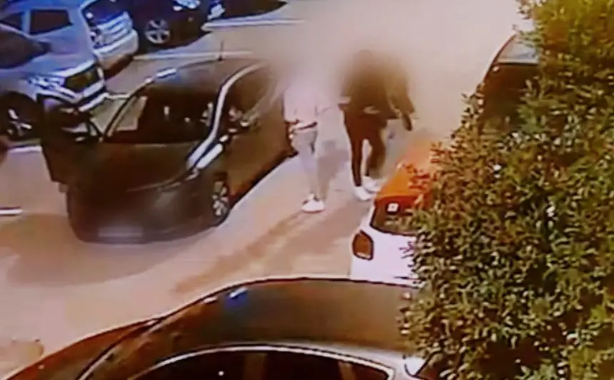 اعتداء-صادم-بطنجة.-“مؤثّرون”-ينهالون-على-حارس-عمارة-ويسلبونه-هاتفه-بدعوى-تصويرهم