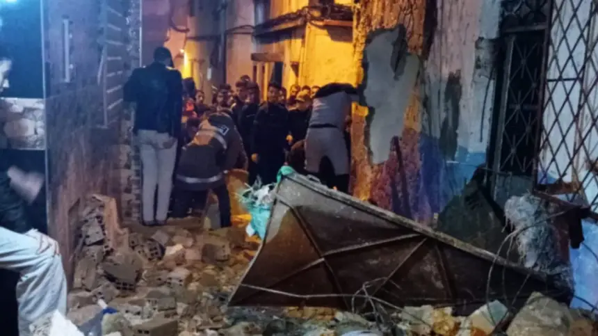 طنجة.-انهيار-منزل-قديم-يصيب-شخصين-بجروح-خطيرة-والبحث-تحت-الأنقاض-مستمر-(فيديو)