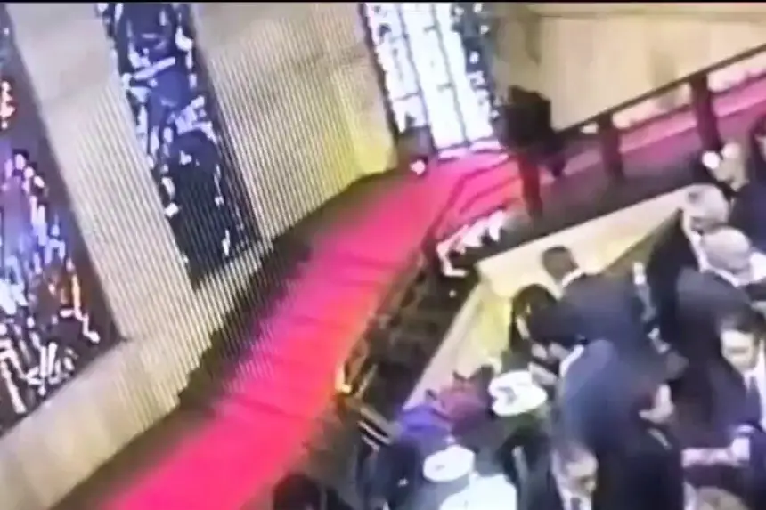 بالفيديو.سياسي-إيطالي-يتعثر-على-سلم-و-يُدمر-قطعة-فنية-نادرة