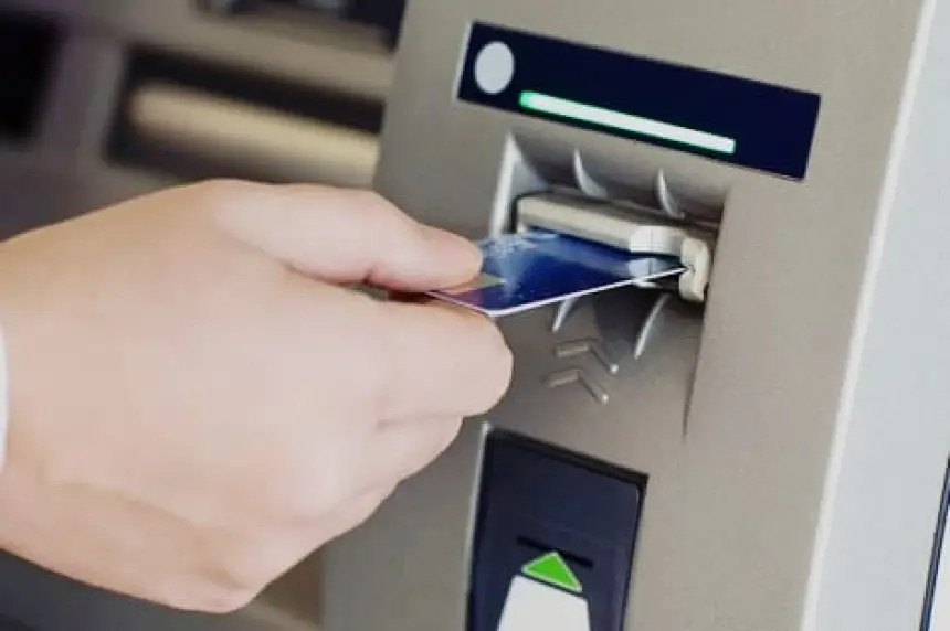 الدار-البيضاء.-المحكمة-تلزم-بنكا-بتعويض-مواطنا-بعد-ابتلاع-شباك-آلي-لبطاقته-البنكية