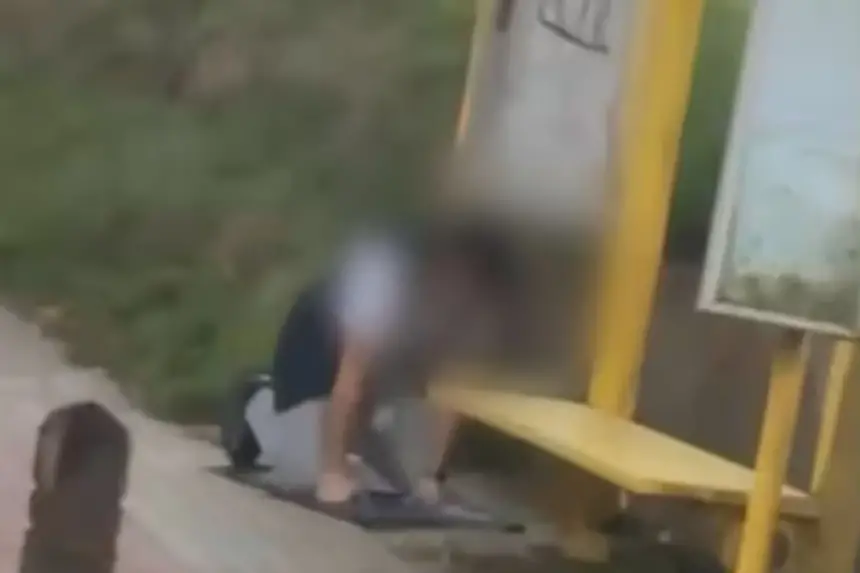 فيديو-أحد-المارة-يؤدي-إلى-توقيف-سائق-أوقف-حافلته-للصلاة-على-جانب-الطريق
