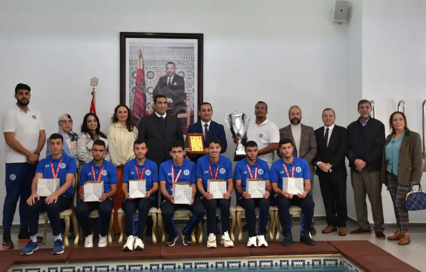 عامل-المضيق-الفنيدق-يكرّم-أبطال-جمعية-الأوائل-بعد-فوزهم-بكأس-العرش-داخل-القاعة