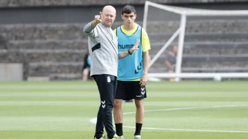 أول-من-اكتشف-“بيدري”.-المدرب-الإسباني-المعروف-بيبي-ميل-يقود-فريقا-بالدوري-المغربي